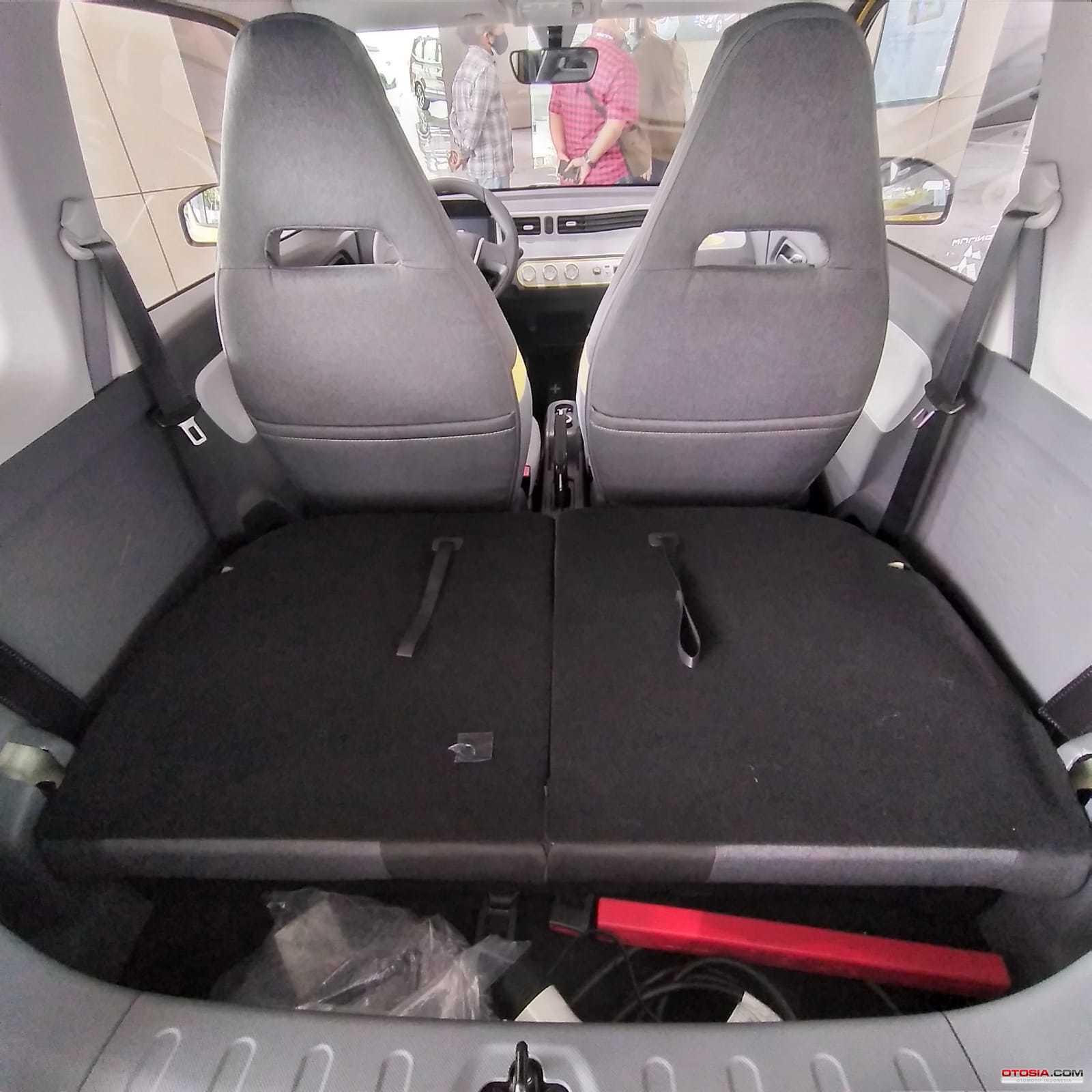 Kursi belakang Wuling Mini EV bisa dilipat untuk meningkatkan kapasitas bagasi (Otosia.com/Nazarudin Ray)
