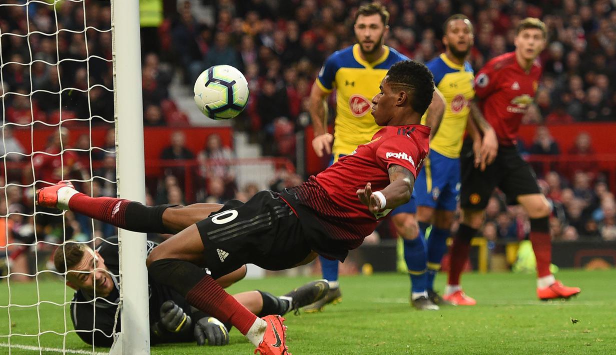 Striker Manchester United, Marcus Rashford, berusaha membobol gawang Southampton pada laga Premier League di Stadion Old Trafford, Manchester, Sabtu (2/3). MU menang 3-2 atas Southampton. (AFP/Oli Scarff)