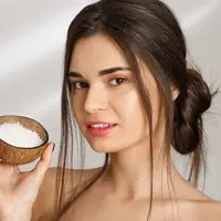 Seorang perempuan memegang semangkuk beras (Foto Dok: Freepik/cookie_studio).