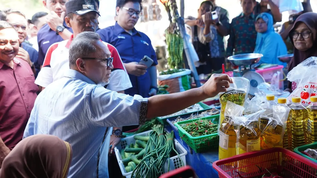 Menteri Perdagangan (Mendag) Zulkifli Hasan mengunjungi Pasar Bakauheni di Kabupaten Lampung Selatan.