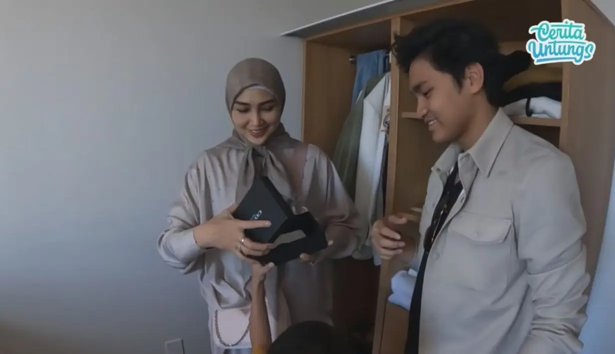 Meski sederhana, di lemari Gavin menyimpan barang branded seperti sepatu dan parfum mahal. [Youtube.com/ceritauntungs]