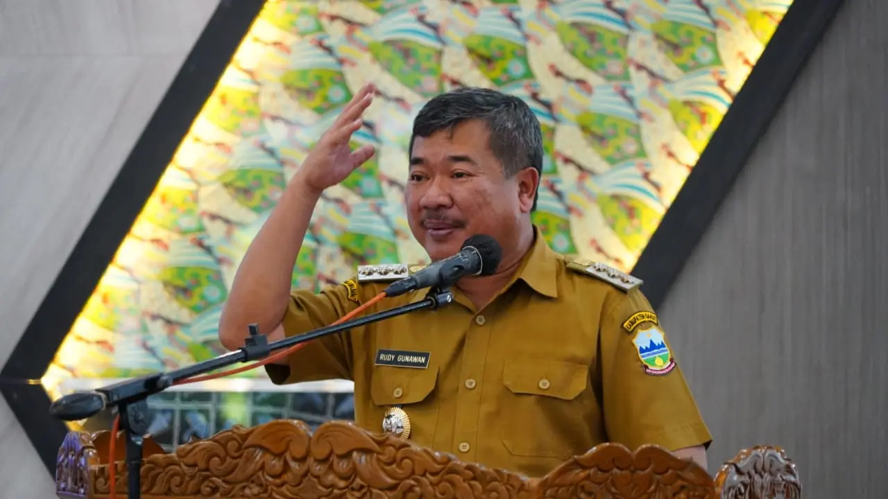 Diduga mengalami serangan jantung akut, Bupati Garut Rudy Gunawan, langsung dilarikan ke RSUD dr. Slamet Garut, Jawa Barat tepat setelah memimpin jalannya rapat di Pendopo Garut. (Liputan6.com/Jayadi Supriadin)