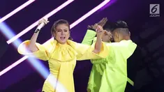 Penyanyi Indonesia, Agnez Mo tampil di Konser Lazada Super Party di ICE BSD, Serpong, Tangerang Selatan, Banten, Selasa (26/3/2019). Konser perdana persembahan Lazada ini digelar dalam rangka memperingati hari jadinya yang ke- 7. (Fimela.com/Bambang E. Ros)