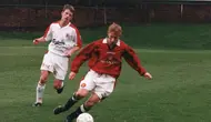 Lee Roche, mantan pemain Manchester United (MU), saat bertanding melawan Liverpool U-19 pada 1998. (Dok. Manchester United Vault)