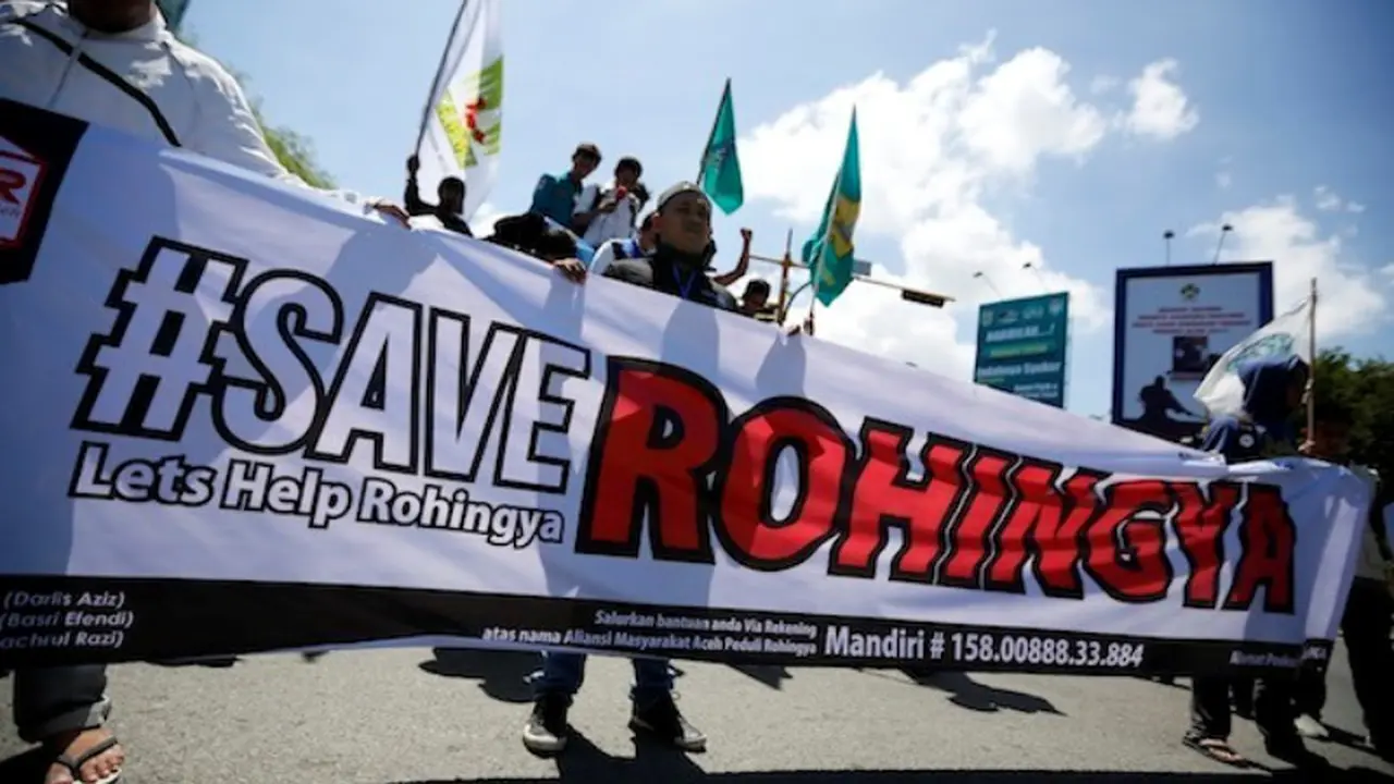 Potret Imigran Rohingya Dengan Benda Paling Berharga di Hidupnya