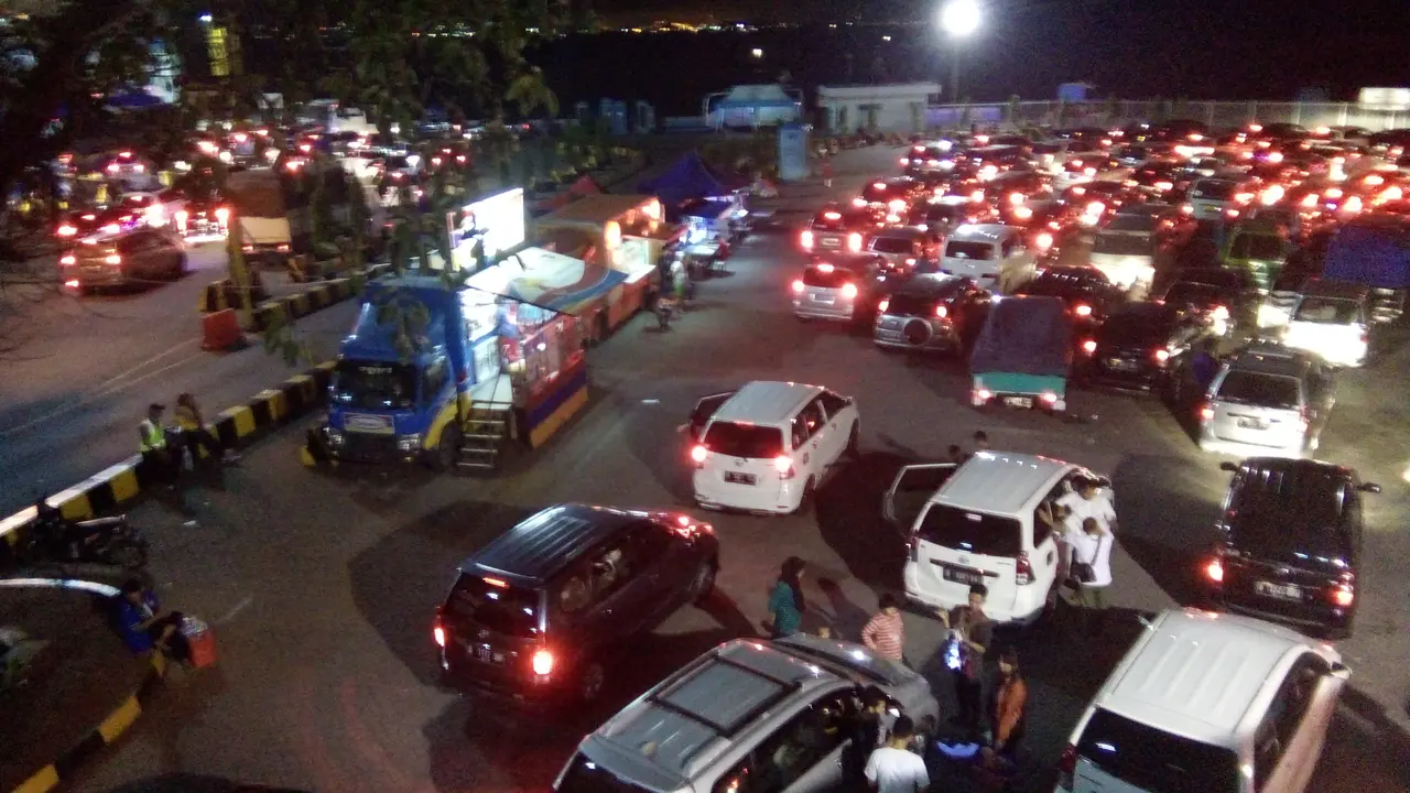 Pelabuhan Merak Dipadati Pemudik 