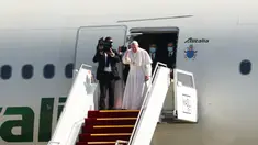 Paus Fransiskus (kanan depan) mengucapkan selamat tinggal setelah mengakhiri kunjungannya ke Irak di Bandara Baghdad, Irak, Senin (8/3/2021). Paus Fransiskus meninggalkan Irak setelah tiga hari tur bersejarah di Irak. (AP Photo/Khalid Mohammed)