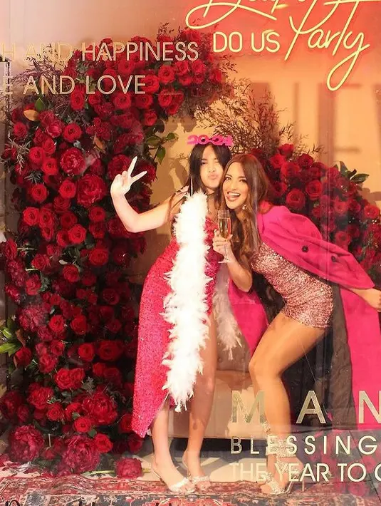 Saat merayakan tahun baru 2024, Nia dan Mikhayla tampil kompak dengan baju sqeuinnya. Mikha tampil dengan slit dress pink dengan syal bulu-bulu dan kitten heels silver. [@ramadhaniabakrie]