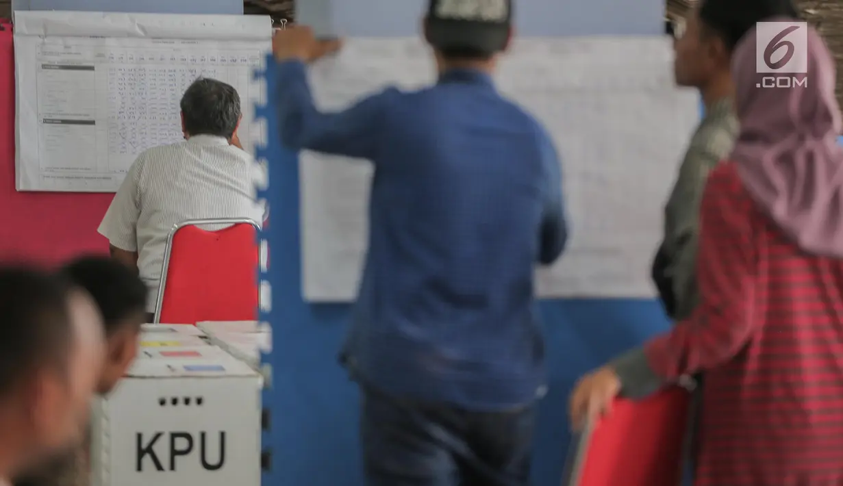 Petugas Panitia Pemilihan Kecamatan (PPK) mencatat hasil perolehan suara Pemilu 2019 pada tingkat kecamatan di Gelanggang Remaja Kelapa Gading, Jakarta, Senin (22/4). PPK mulai melakukan rekapitulasi surat suara dari seluruh TPS di tiap kelurahan di daerah tersebut. (Liputan6.com/Faizal Fanani)