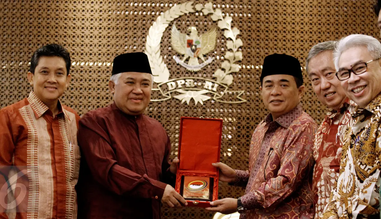 Ketua PIM, Din Syamsudin (kedua kiri) memberikan Cindera Mata kepada Ketua DPR Ade Komaruddin di Jakarta, (20/5). Maksud kunjungan memperkenalkan dan mengundang pimpinan ormas baru bernama Pergerakan Indonesia Maju (PIM). (Liputan6.com/JohanTallo)