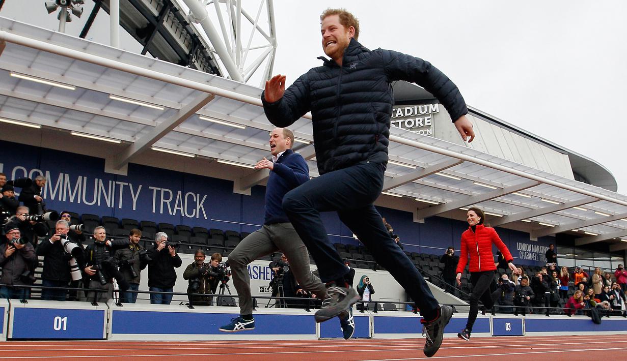 Pangeran Harry (depan) memimpin perlombaan membelakangi Pangeran William dan Kate Middleton saat lomba lari estafet dalam acara amal Heads Together di Taman Queen Elizabeth II di London, Inggris (5/2). (AP Photo / Alastair Grant, Pool)