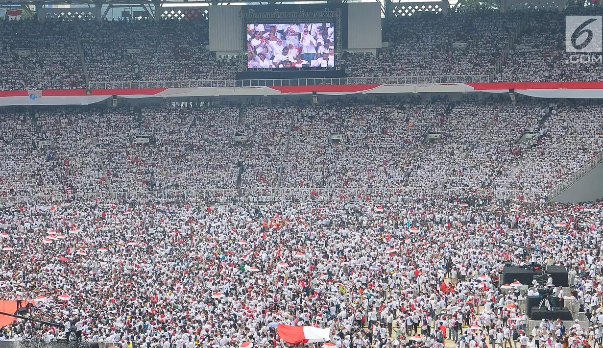 Suasana kampanye akbar Capres dan Cawapres nomor urut 01, Jokowi - Ma'ruf Amin di Stadion Gelora Bung Karno (SGBK), Jakarta, Sabtu (13/4). Kampanye akbar Kampanye akbar tersebut bertajuk konser putih bersatu. (Liputan6.com/Angga Yuniar)