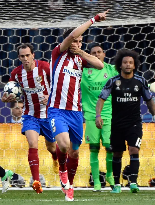 Gelandang Atletico Madrid, Saul Niguez (tengah) melakukan selebrasi usai mencetak gol ke gawang Real Madrid di leg kedua semifinal Liga Champions di Stadion Vicente Calderon, Spanyol (10/5). (AFP Photo/Gerard Julien)