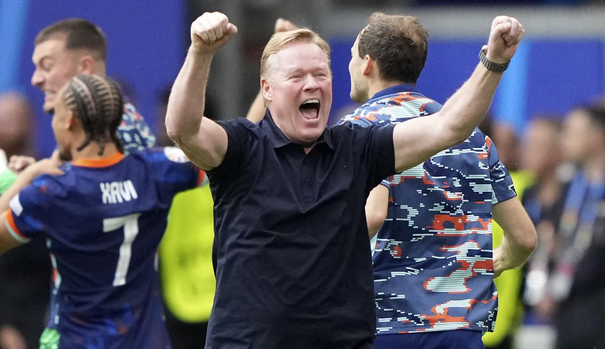 Selebrasi pelatih Timnas Belanda, Ronald Koeman merayakan kemenangan 2-1 atas Timnas Polandia setelah berakhirnya laga Grup D Euro 2024 di Volksparkstadion, Hamburg, Jerman, Minggu (16/6/2024). (AP Photo/Ebrahim Noroozi)