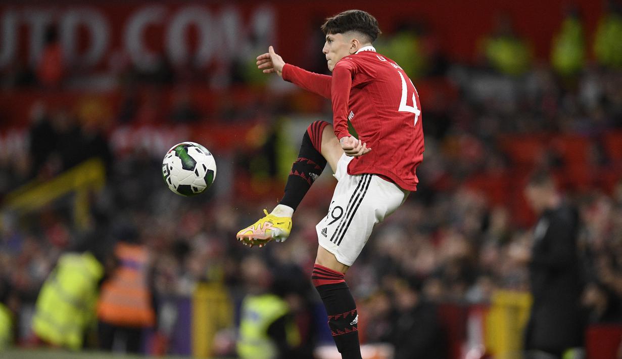 Tampil dengan sebagian besar pemain pelapis sebagai starter, Manchester United langsung menekan Charlton Athletic di awal laga. MU sudah mendapat dua peluang bagus melalui Alejandro Garnacho saat laga baru berjalan sepuluh menit. Namun Keduanya masih belum menemui sasaran. (AFP/Oli Scarff)