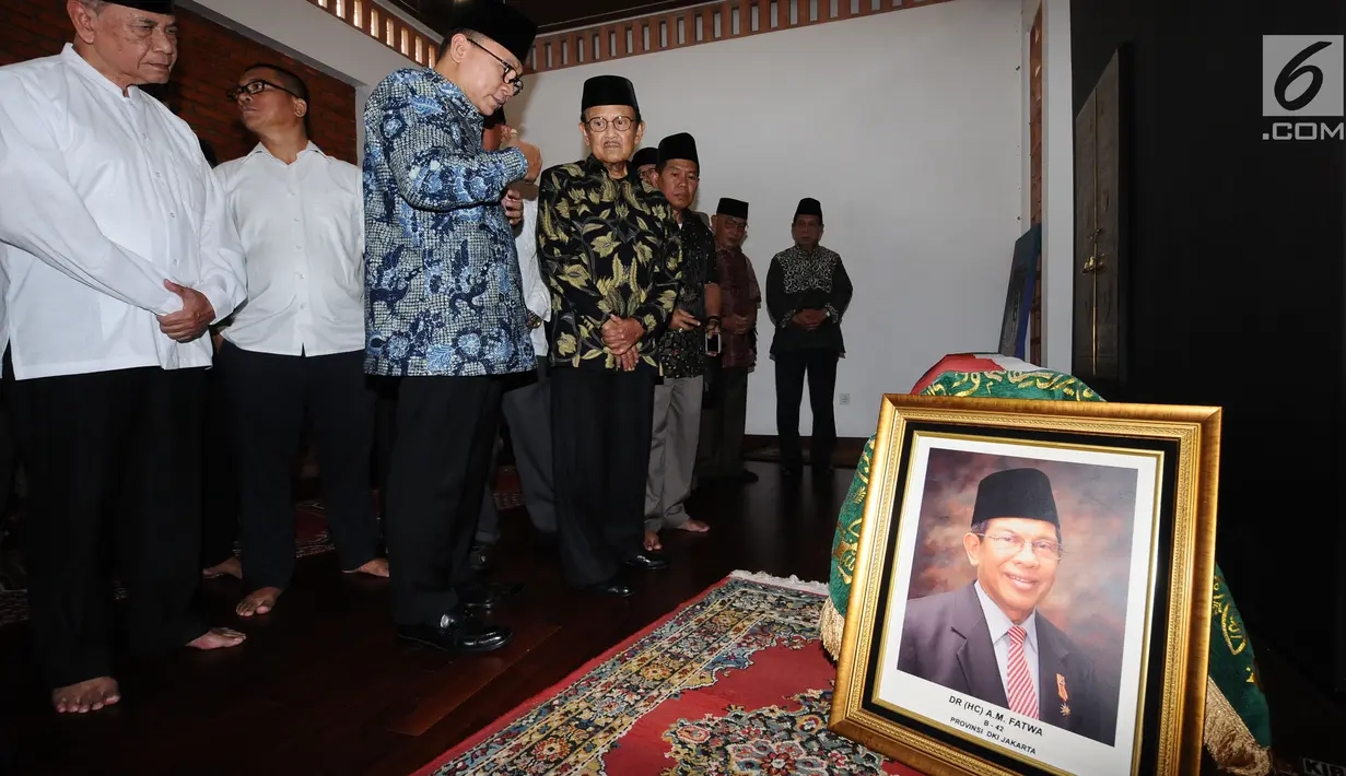 Presiden ke-3 RI, BJ Habibie bersama Ketua MPR, Zulkifli Hasan saat melayat di rumah duka alm AM Fatwa di kawasan Pejaten, Jakarta, Kamis (14/12). AM Fatwa wafat pada usia 78 tahun di Jakarta. (Liputan6.com/Helmi Fithriansyah)