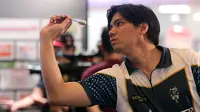 Putra Fajar Utama berkompetisi dalam ajang Darts National Competition 2024 series 4 di Baywalk Mall, Jakarta Utara, Minggu (18/08/2024). (Bola.com/Agri Aulian Perdana)