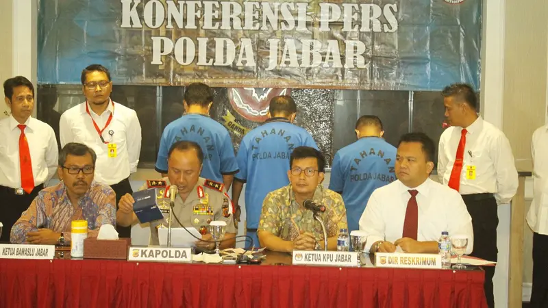 Kepolisian, KPU dan Bawaslu Jawa Barat menggelar konferensi pers di Mapolda Jawa Barat, soal hasil OTT dugaan gratifikasi pelolosan seleksi bakal pasangan calon kepala daerah dalam Pilkada Garut. (Sumber foto : media center KPU Jabar)