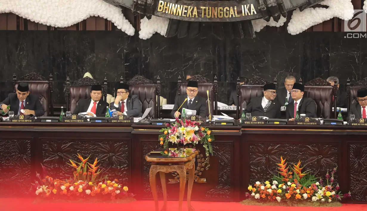 Ketua MPR RI Zulkifli Hasan (tengah) memimpin Sidang Paripurna MPR Akhir Masa Jabatan Periode 2014-2019 di Gedung Nusantara, Kompleks MPR DPR RI Senayan, Jakarta, Jumat (29/7/2019). Sidang paripurna ini diikuti seluruh anggota MPR yang terdiri atas anggota DPR dan DPD. (Liputan6.com/HO/Sopi)
