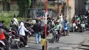Palang pintu yang dipasang tampak berbahan besi berbentuk pipa dengan panjang sekitar kurang lebih 4 meter, yang menyesuaikan lebar jalan. Tampak dalam foto, situasi arus lalu lintas saat proses pemasangan palang pintu di perlintasan sebidang Jalan Ampera, dekat Stasiun Bekasi Timur, Bekasi, Jawa Barat. (Kapanlagi.com/Budy Santoso)