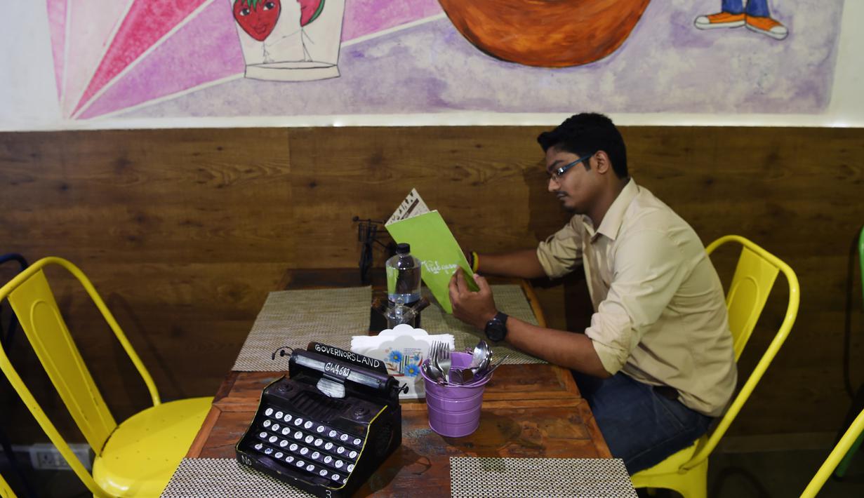 Mesin tik dijadikan properti dekoratif di sebuah restoran di Mumbai, India (1/8). Mesin tik di India kini mulai ditinggalkan, karena terasa sudah ketinggalan zaman di era komputer dan Internet. (AFP Photo/Indranil Mukherjee)