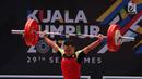 Lifter Indonesia Eko Yuli Irawan saat berlaga dalam cabang angkat besi putra nomor 62 kg SEA Games 2017 Kuala Lumpur, Malaysia, Senin (28/8). Eko Yuli kalah bersaing dengan lifter Vietnam, Trịnh Văn Vinh. (Liputan6.com/Faizal Fanani)