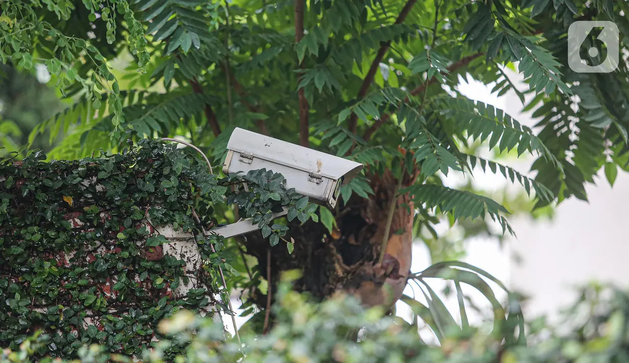 CCTV terlihat di rumah dinas Kadiv Propam Polri Irjen Ferdy Sambo di Kompleks Polri Duren Tiga, Pancoran, Jakarta Selatan , Rabu (13/7/2022). Brigadir J tewas dalam baku tembak dengan sesama anggota polisi berinisial Bharada E pada Jumat (8/7/2022) sekitar pukul 17.00 WIB. (Liputan6.com/Faizal Fanani)