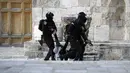 <p>Polisi Israel membawa seorang pengunjuk rasa Palestina saat bentrok di Kompleks Masjid Al Aqsa, Yerusalem, Jumat (22/4/2022). Polisi Israel dan pemuda Palestina kembali bentrok di Kompleks Masjid Al Aqsa. (AP Photo/Mahmoud Illean)</p>