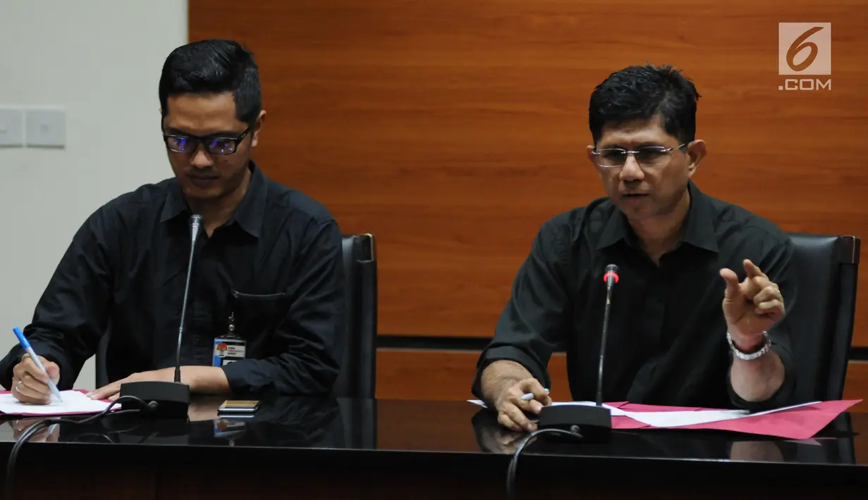 Wakil Ketua KPK Laode M Syarif memberikan keterangan terkait OTT Wali Kota Batu Eddy Rumpoko di gedung KPK, Jakarta, Minggu (17/9). KPK menetapkan Wali Kota Batu sebagai tersangka kasus suap proyek pengadaan di Pemkot Batu. (Liputan6.com/Gempur M Surya)