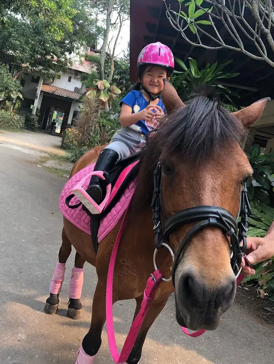 Ruben Onsu dan Sarwendah sangat mendukung hobi putri sulungnya. Ruben dan Sarwendah memberikan guru berkuda untuk Thalia. Tak disangka guru berkuda Thalia adalah aktris cantik Nabila Syakieb. (Liputan6.com/IG/@thaliaputrionsu)