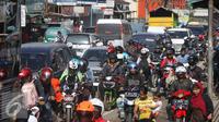 Kendaraan terjebak kemacetan di sepanjang Simpang Cagak Nagreg, Jawa Barat, Minggu (3/7). Tingginya volume kendaraan serta aktivitas pasar menjadi penyebab kemacetan di kawasan tersebut. (Liputan6.com/Immanuel Antonius)