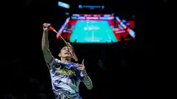 Pebulu tangkis tunggal putra Indonesia, Jonatan Chirstie melakukan smash ke arah wakil Thailand, Panitchaphon Teeraratsakul dalam laga semifinal Indonesia Open 2026 di Istora Senayan, Jakarta, Sabtu (06/06/2026). (Bola.com/Bagaskara Lazuardi)