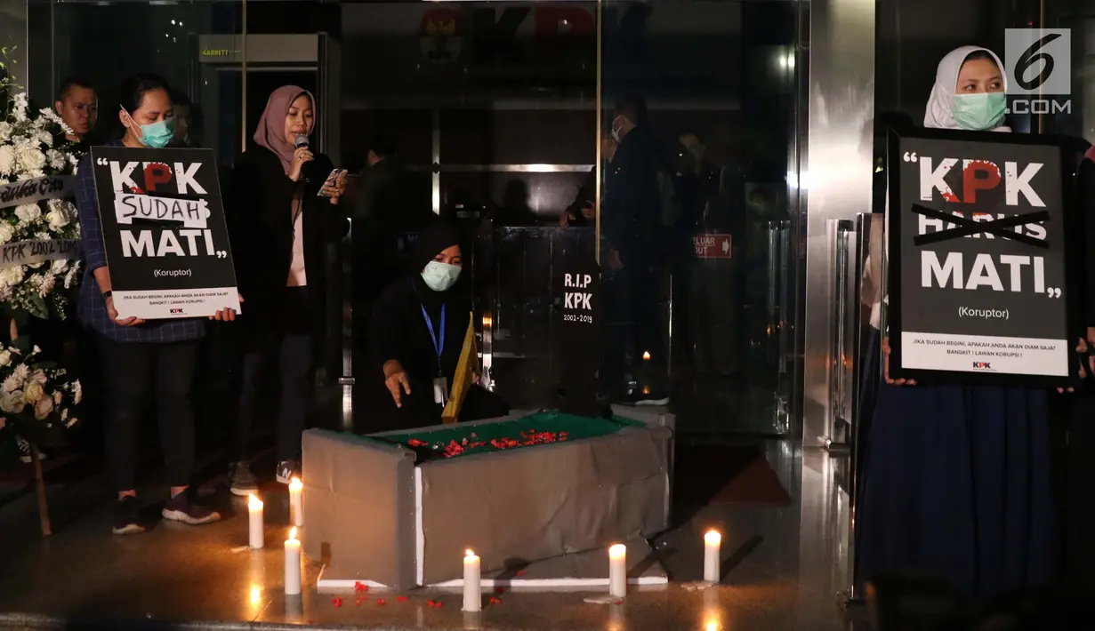 Massa yang tergabung dalam Aliansi Masyarakat Sipil Anti Korupsi melakukan aksi teatrikal simbol kematian KPK di depan lobi Gedung KPK, Jakarta, Selasa (17/9/2019). Mereka menilai revisi UU KPK adalah upaya pelemahan institusi anti rasuah di Indonesia. (Liputan6.com/Helmi Fithriansyah)