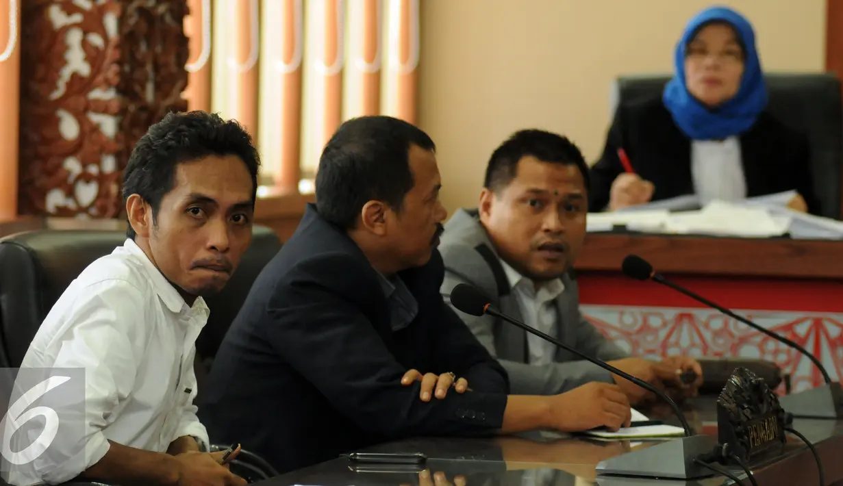 Salah satu pengadudari Manado, Syarif Darea (kiri) mendengarkan putusan sidang DKPP terkait Pilkada di Gedung DKPP Jakarta, (18/11). Sidang juga dilakukan di kantor Bawaslu setempat dengan teknologi video conference. (Liputan6.com/Helmi Fithriansyah)