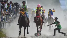 Sejumlah joki muda saling memacu kuda dalam balapan kuda tradisional di Takengon, provinsi Aceh pada 2 Maret 2019. Pacuan kuda tradisional digelar pada hari-hari besar daerah nasional di dataran tinggi Gayo Aceh. (CHAIDEER MAHYUDDIN/AFP)