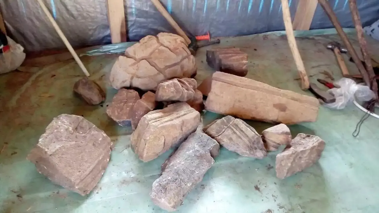 Bongkah Batu Berukir di Gunung Bongkok, Mungkinkah Bagian Candi?