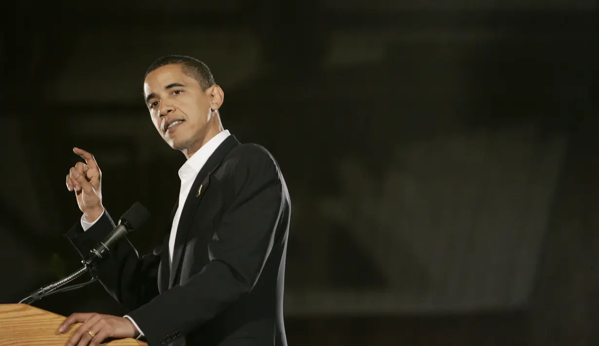 Barack Obama berbicara kepada media pada 10 Desember 2006 di Manchester, New Hampshire sebelum sebuah demonstrasi oleh Demokrat untuk merayakan kemenangan dalam pemilihan pertengahan tahun 2006. (AFP PHOTO / STAN HONDA)