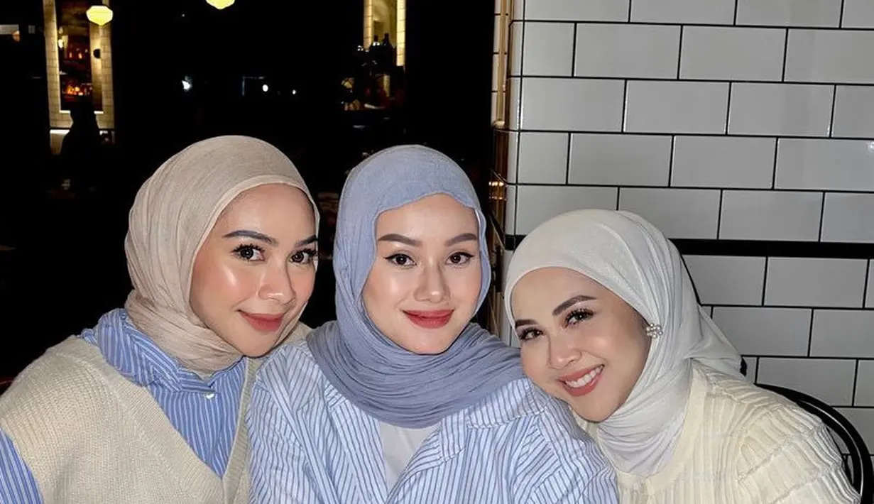 Keisha mengenakan atasan knit lengan panjang dipadukan kerudung putihnya. [@dindahw]