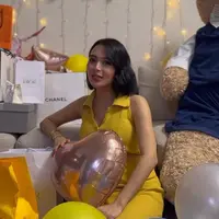 Potret Wika Salim saat membuka kado (Sumber: Instagram/wikasalim)
