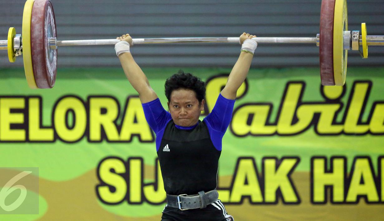Lifter Jabar, Syarah Anggraini saat mengangkat beban di kelas 53 kg PON XIX Jabar di Gelora Sabilulungan, Kab Bandung, Selasa (20/9). Syarah Anggraini meraih emas dengan total angkatan 188 Kg. (Liputan6.com/Helmi Fithriansyah)