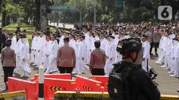 961 kepala daerah tersebut terdiri dari 33 gubernur dan 33 wakil gubernur, 363 bupati, 362 wakil bupati, 85 wali kota, dan 85 wakil wali kota yang dilantik dalam satu rangkaian prosesi pelantikan. (Liputan6.com/Herman Zakharia)
