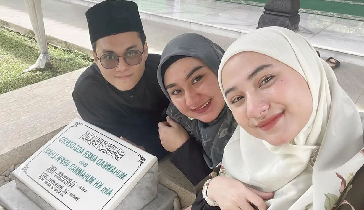 Tak datang sendiri, kali ini Nadzira Shafa ditemani para saudara saat ziarah. Senyumnya pun tampak bersinar, secerah wajahnya. Sebelumnya, wanita 22 tahun ini selalu tak bisa membendung rasa sedihnya ketika berada di makam sang suami. Kini, ia sudah terlihat makin tegar dengan senyumnya. (Liputan6.com/IG/@enazirashf_)