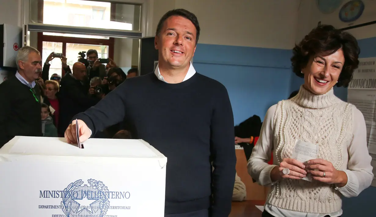 Perdana Menteri Italia Matteo Renzi memberikan suaranya untuk Referendum Reformasi Konstitusi di Pontassieve, Italia, Minggu (4/11). Hasil referendum memenangkan suara menolak rencana Reformasi Konstitusi. (REUTERS /Leonardo Bianchi)