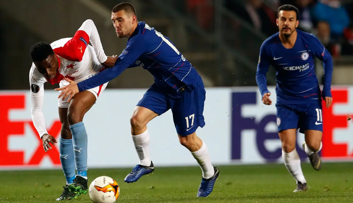 Gelandang Chelsea, Mateo Kovacic berebut bola dengan pemain Slavia Praha, Ibrahim Traore dalam laga leg pertama perempat final Liga Europa 2018-19 di Sinobo Stadium, Kamis (11/4). Chelsea sukses meraih kemenangan atas Slavia Praha dengan skor tipis 1-0. (AP/Petr David Josek)