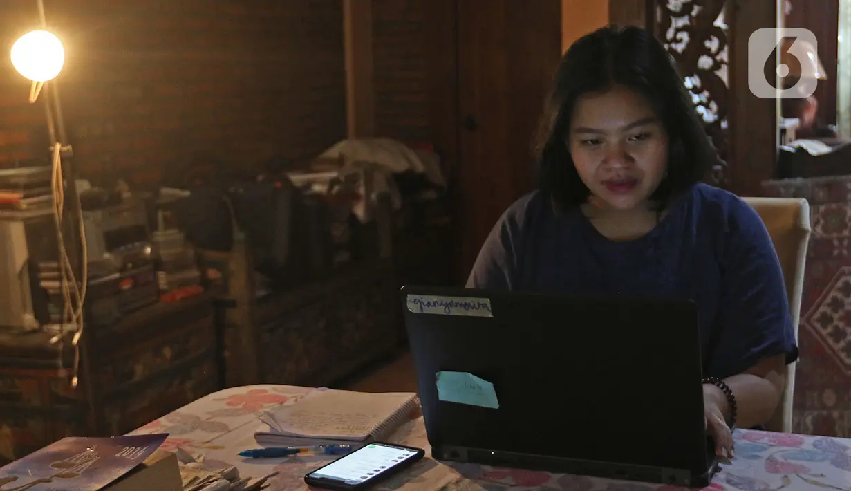 Karyawan swasta sedang koordinasi lewat video call saat kerja dari rumah di kediamannya kawasan Depok, Jawa Barat, Senin (23/3/2020). Keputusan Gubernur DKI Jakarta Anies Baswedan anjuran kerja dari rumah dimulai sejak 20 Maret hingga 2 April 2020. (Liputan6.com/Herman Zakharia)