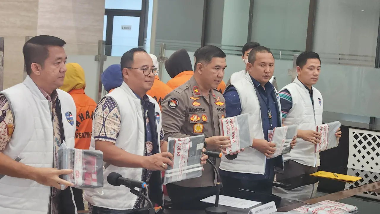 Bareskrim Polri kembali berhasil mengungkap sindikat judi online.  Sebanyak 11 orang yang merupakan pengelola situs judi online Auto88, ditangkap di kawasan Denpasar Bali, Kamis kemarin, (7/9/2023). (Merdeka.com/Bachtiarudin Alam)