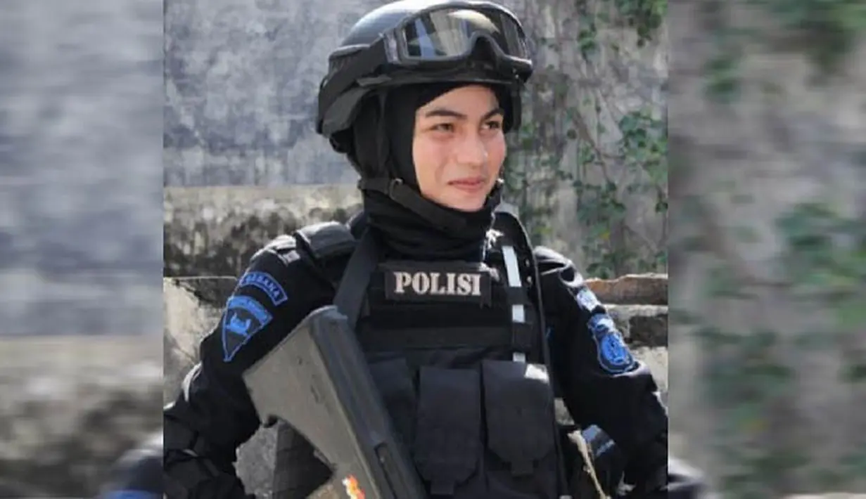 Bripda Nina Octoviana, polisi wanita berhijab anggota Gegana Brimob Polda Aceh yang berhasil mencuri perhatian. (instagram.com/ninaoktoviana)