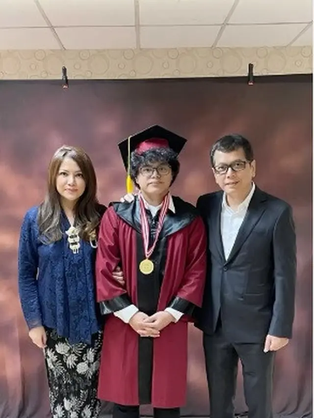Sultan Saladyne Putra Wishnutama Wisuda SMA (foto: Instagram winatalia)
