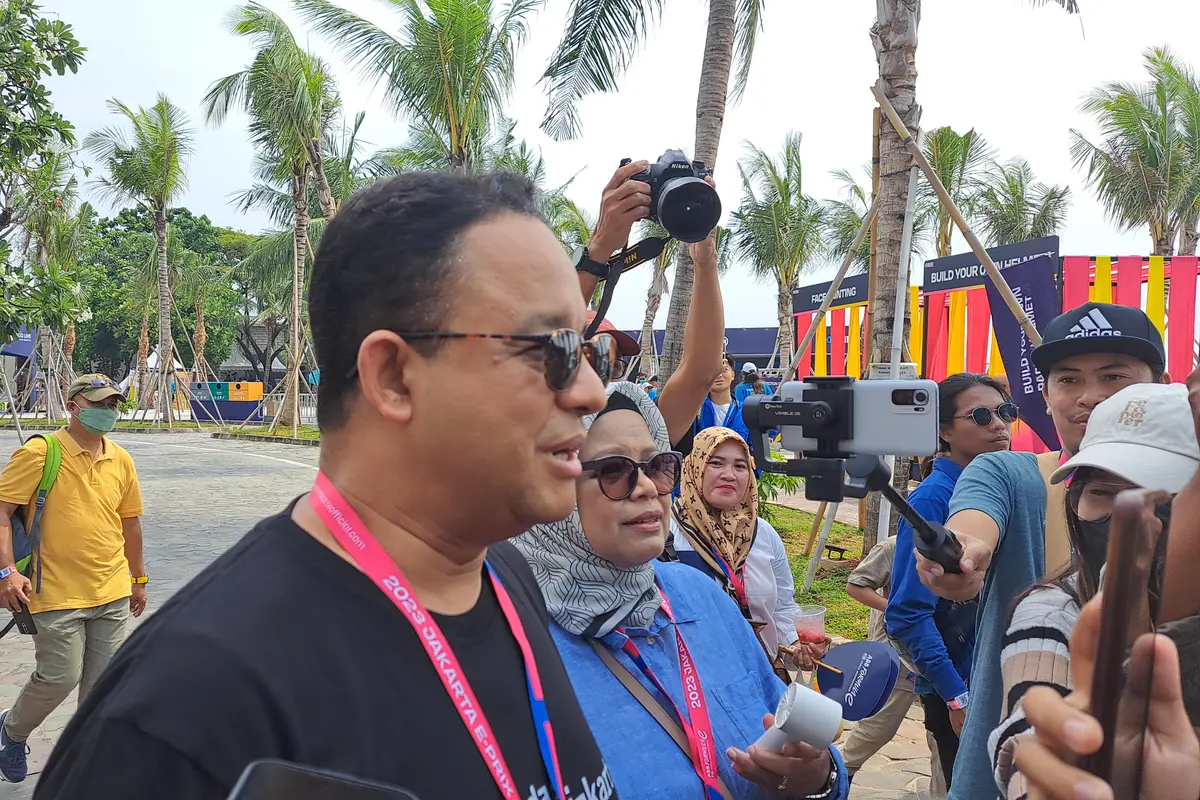 Mantan Gubernur DKI Jakarta Anies Baswedan datang ke acara balap mobil listrik Formula E 2023 di Jakarta International E-Prix Circuit, Ancol, Jakarta Utara pada Sabtu, (3/6/2023).
