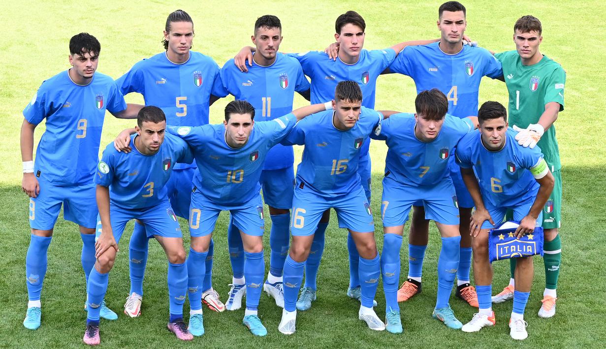 Tim starter Italia berfoto sebelum dimulainya laga semifinal Piala Eropa U-19 menghadapi Inggris di National Training Centre Stadium, Senec, Slovakia (28/6/2022). Italia lolos ke Piala Dunia U-20 2023 dengan status peringkat ketiga bersama pada Piala Eropa U-19 setelah kalah 1-2 dari Inggris pada babak semifinal. Dari total 7 kali tampil di ajang Piala Dunia U-20, prestasi terbaik Italia adalah menjadi peringkat ketiga pada edisi 2017 di Korea Selatan. (AFP/Joe Klamar)
